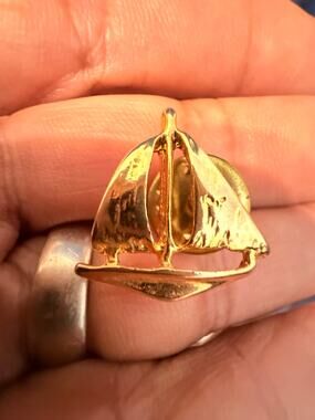Vintage Gold Tone Sailboat Lapel Pin Unsigned